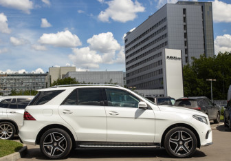 Подержанный автомобиль Mercedes-Benz GLE 2016 года (3 фото)