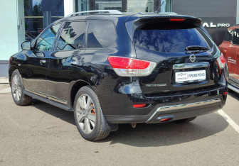 Подержанный автомобиль Nissan Pathfinder 2015 года (7 фото)