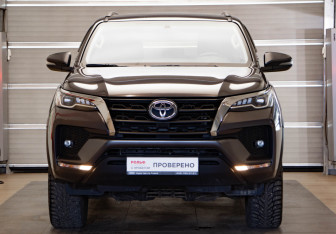 Подержанный автомобиль Toyota Fortuner 2021 года (2 фото)