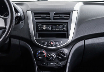 Подержанный автомобиль Hyundai Solaris Sedan 2012 года (10 фото)