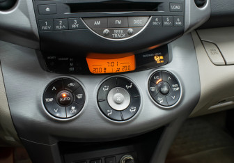 Подержанный автомобиль Toyota RAV4 2006 года (9 фото)