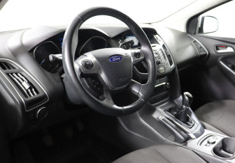 Подержанный автомобиль Ford Focus Sedan 2013 года (9 фото)