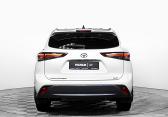 Подержанный автомобиль Toyota Highlander 2021 года (6 фото)