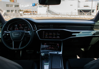 Подержанный автомобиль Audi A6 Sedan 2021 года (15 фото)