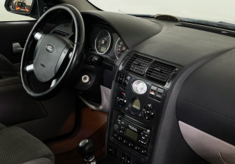 Подержанный автомобиль Ford Mondeo Sedan 2001 года (9 фото)