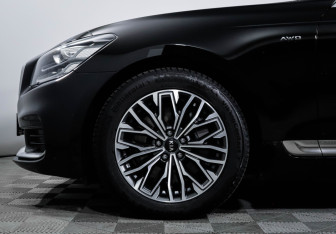 Подержанный автомобиль Kia K900 2019 года (15 фото)