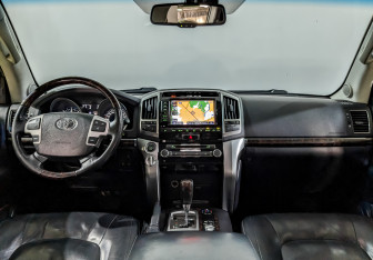 Подержанный автомобиль Toyota Land Cruiser Suv 2015 года (14 фото)