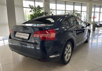 Подержанный автомобиль Citroen C5 Sedan 2010 года (5 фото)
