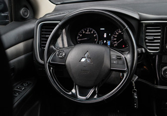 Подержанный автомобиль Mitsubishi Outlander 2017 года (10 фото)