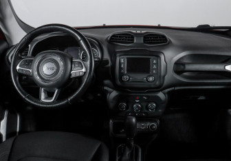 Подержанный автомобиль Jeep Renegade 2018 года (12 фото)