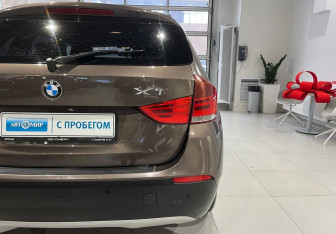 Подержанный автомобиль BMW X1 2011 года (9 фото)