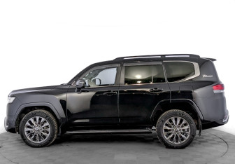Подержанный автомобиль Toyota Land Cruiser Suv 2021 года (8 фото)