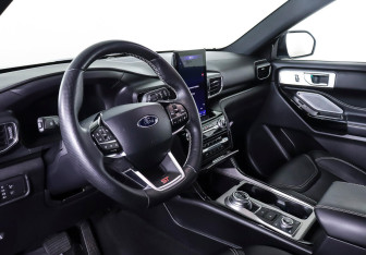 Подержанный автомобиль Ford Explorer 2021 года (10 фото)