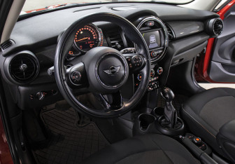 Подержанный автомобиль MINI Hatch 2016 года (16 фото)