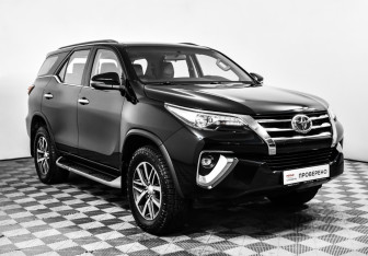Подержанный автомобиль Toyota Fortuner 2017 года (3 фото)