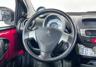 Подержанный автомобиль Peugeot 107 2014 года (13 фото)