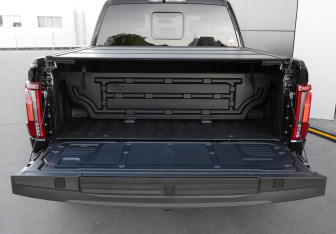 Подержанный автомобиль Ford F-150 2025 года (8 фото)