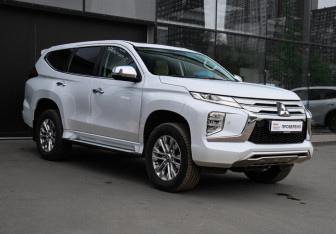 Подержанный автомобиль Mitsubishi Pajero Sport 2020 года (3 фото)