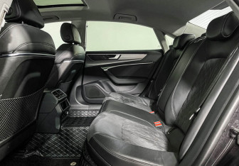 Подержанный автомобиль Audi A7 2023 года (10 фото)