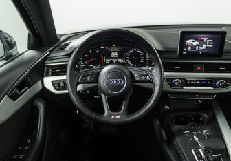 Подержанный автомобиль Audi A4 Sedan 2019 года (12 фото)