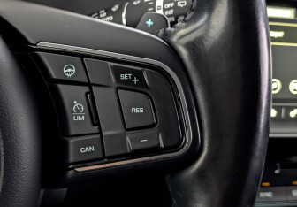 Подержанный автомобиль Jaguar F-Pace 2017 года (29 фото)