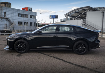 Подержанный автомобиль Changan UNI-V 2024 года (9 фото)