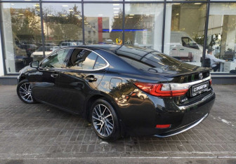 Подержанный автомобиль Lexus ES 2016 года (6 фото)