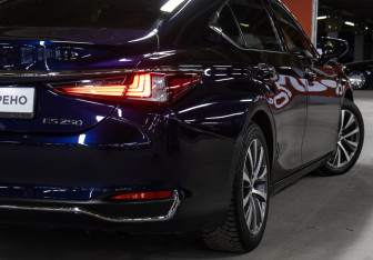 Подержанный автомобиль Lexus ES 2018 года (21 фото)