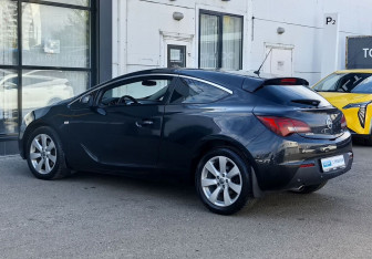 Подержанный автомобиль Opel Astra Hatchback 2013 года (7 фото)
