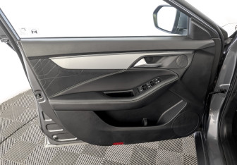 Подержанный автомобиль Москвич 6 2024 года (19 фото)