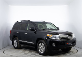 Подержанный автомобиль Toyota Land Cruiser Suv 2012 года (3 фото)