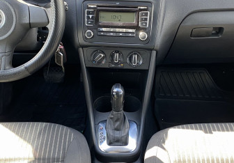 Подержанный автомобиль Volkswagen Polo Sedan 2012 года (12 фото)