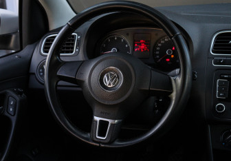 Подержанный автомобиль Volkswagen Polo Sedan 2012 года (11 фото)