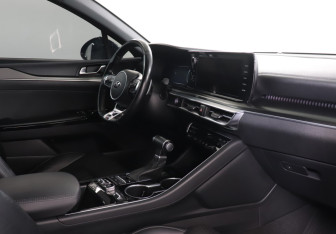 Подержанный автомобиль Kia K5 2021 года (9 фото)