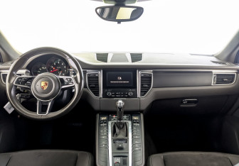 Подержанный автомобиль Porsche Macan 2017 года (14 фото)
