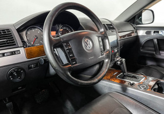 Подержанный автомобиль Volkswagen Touareg 2008 года (13 фото)