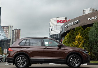 Подержанный автомобиль Volkswagen Tiguan 2021 года (3 фото)