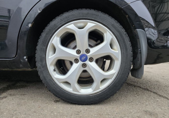 Подержанный автомобиль Ford Mondeo Sedan 2012 года (20 фото)