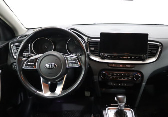 Подержанный автомобиль Kia Ceed Wagon 2019 года (14 фото)
