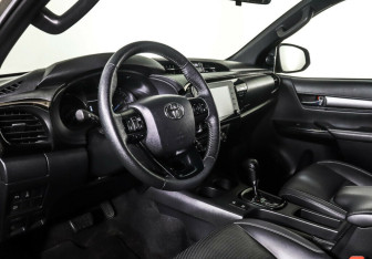 Подержанный автомобиль Toyota Hilux 2021 года (12 фото)
