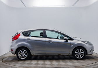 Подержанный автомобиль Ford Fiesta Hatchback 2010 года (4 фото)