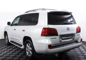 Подержанный автомобиль Lexus LX 2011 года (7 фото)