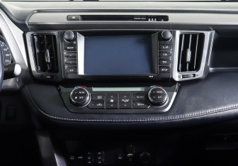 Подержанный автомобиль Toyota RAV4 2017 года (13 фото)