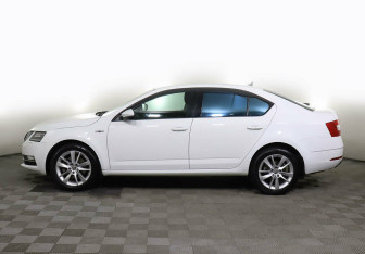 Подержанный автомобиль Skoda Octavia Liftback 2019 года (3 фото)