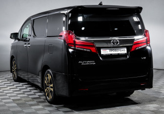 Подержанный автомобиль Toyota Alphard 2021 года (7 фото)