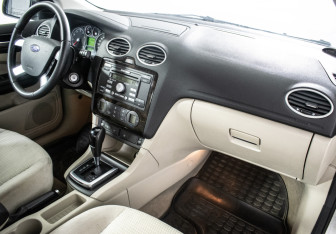 Подержанный автомобиль Ford Focus Sedan 2006 года (9 фото)