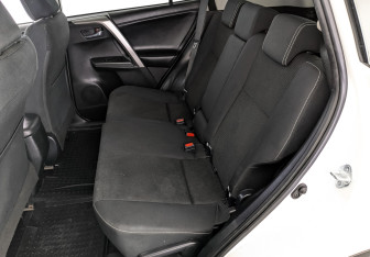 Подержанный автомобиль Toyota RAV4 2017 года (18 фото)