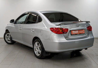 Подержанный автомобиль Hyundai Elantra Sedan 2007 года (7 фото)