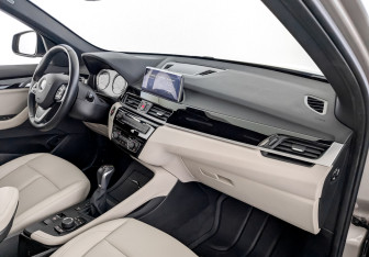 Подержанный автомобиль BMW X1 2022 года (11 фото)