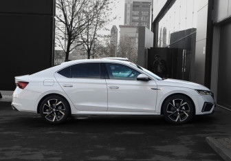 Подержанный автомобиль Skoda Octavia Liftback 2024 года (4 фото)
